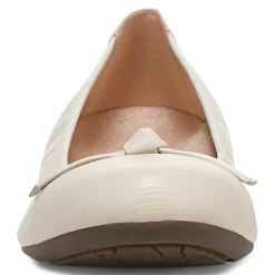 Store Amorie Flat Women Flats & Loafers